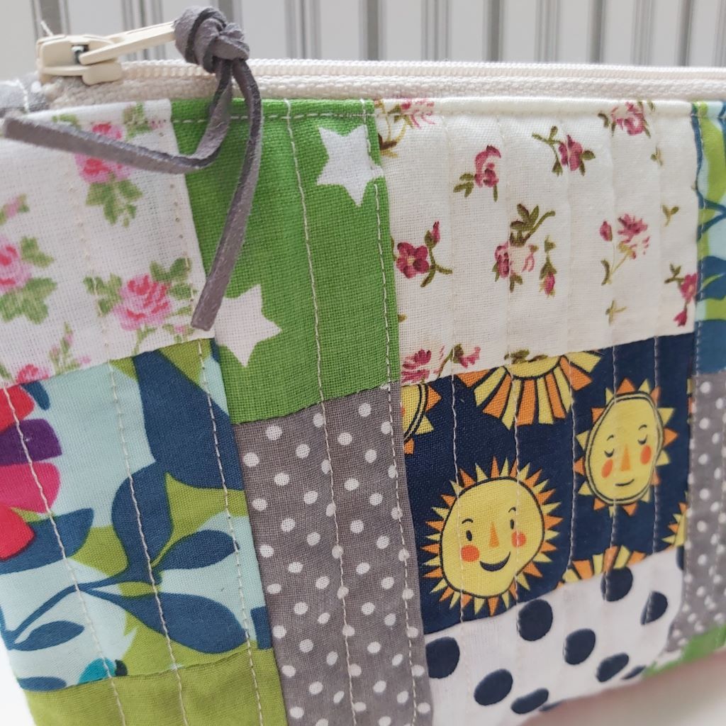 Napocskás patchwork tolltartó / neszesszer – egy kis vidámság minden napra! 