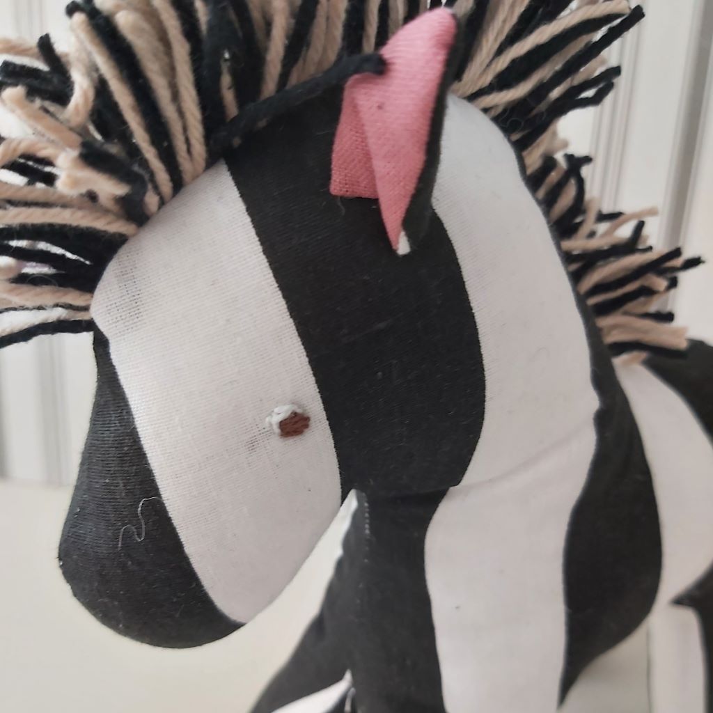 Egyedi, kézzel és géppel varrott játék zebra – Puha ölelni való barát