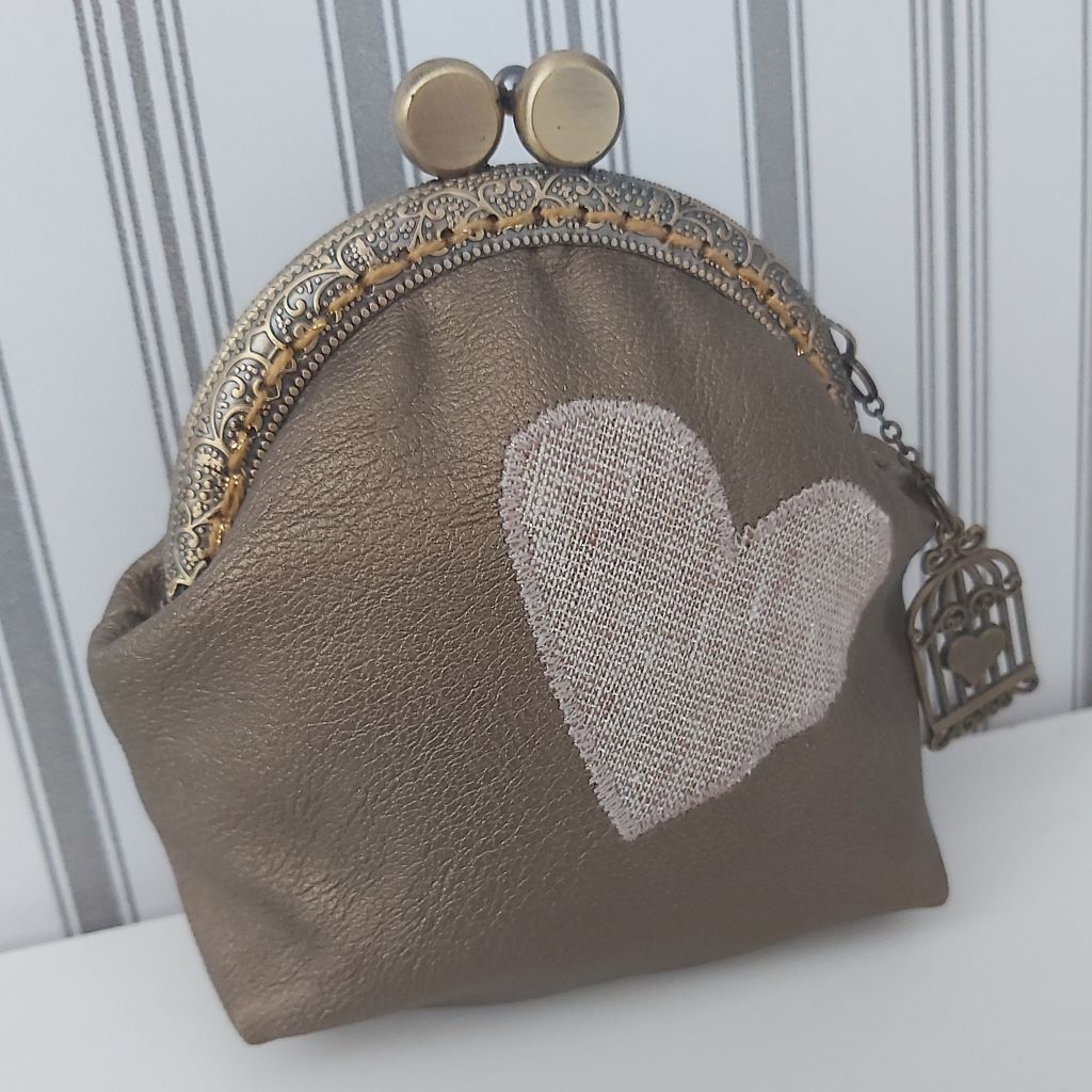 Metallic Leather bronz textilbőr neszesszer – romantikus vintage elegancia