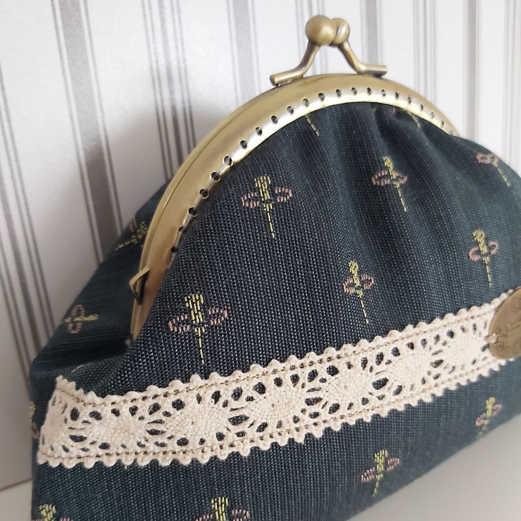 Szitakötős, csatos vintage neszesszer – elegáns, egyedi kézműves darab