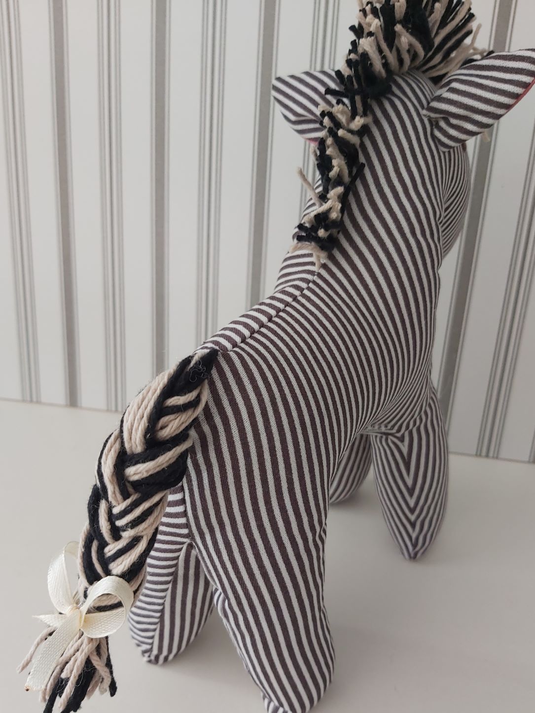 Egyedi, kézzel és géppel varrott játék zebra – Puha ölelni való barát