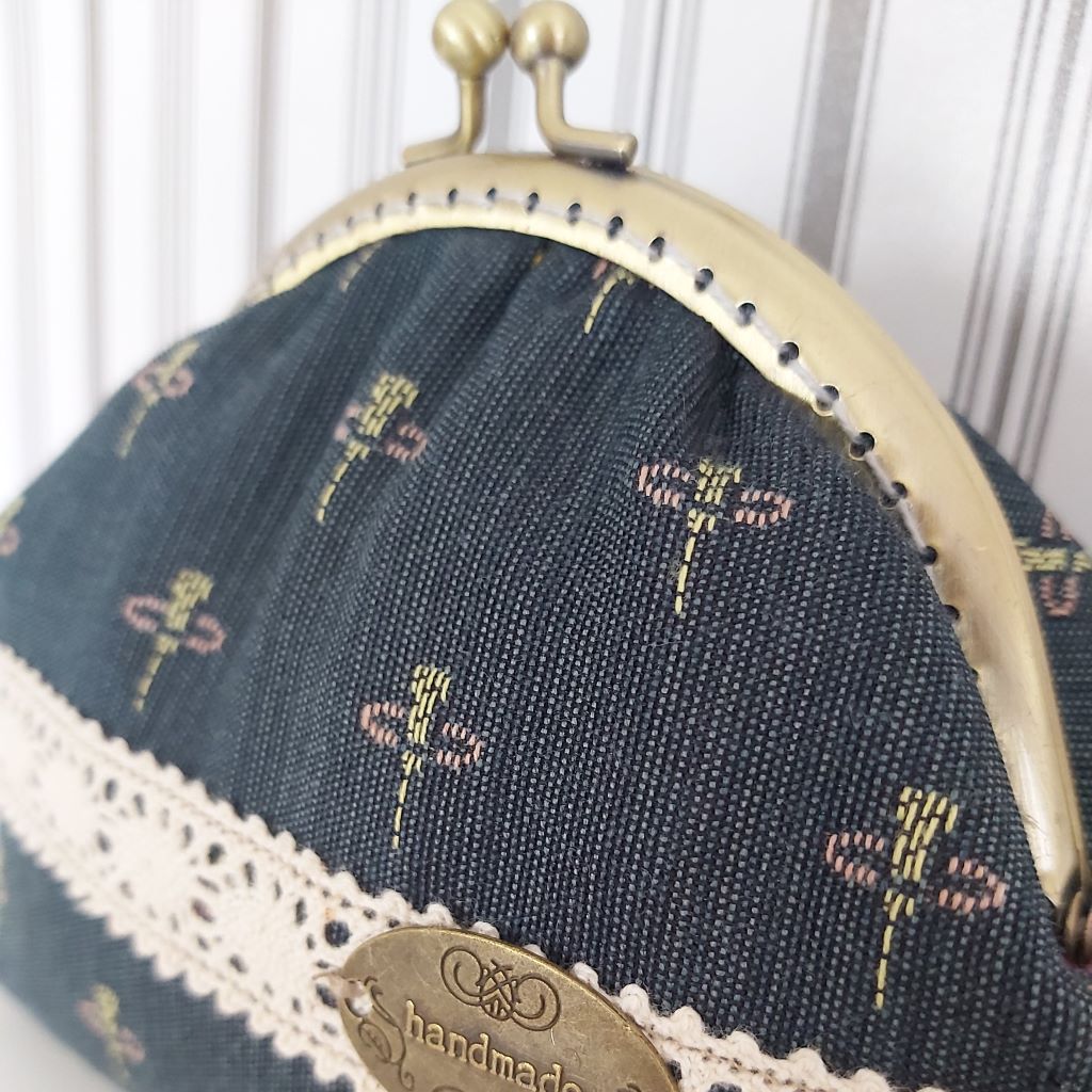 Szitakötős, csatos vintage neszesszer – elegáns, egyedi kézműves darab