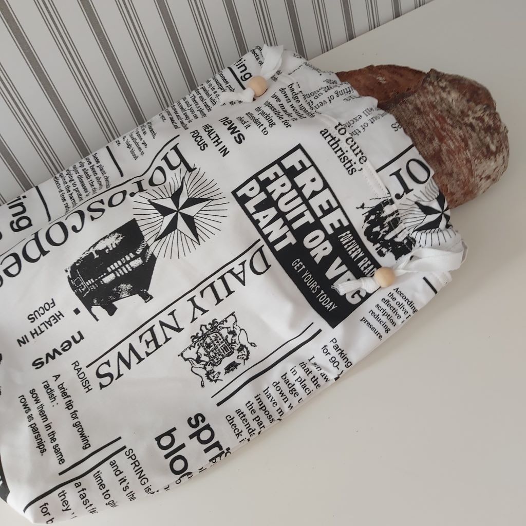 Kenyértartó zsák újságmintás pamutvászonból – No Waste kenyértároló PUL béléssel