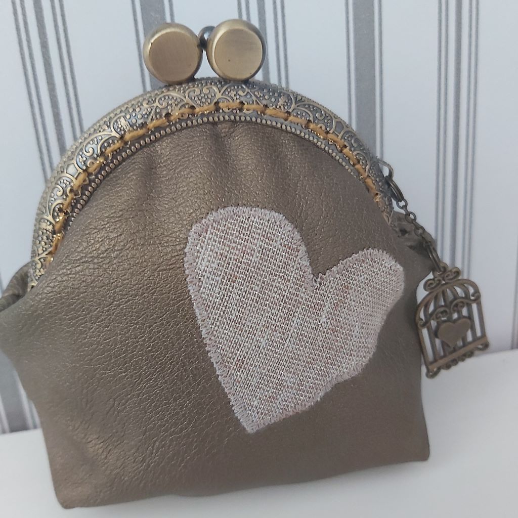 Metallic Leather bronz textilbőr neszesszer – romantikus vintage elegancia