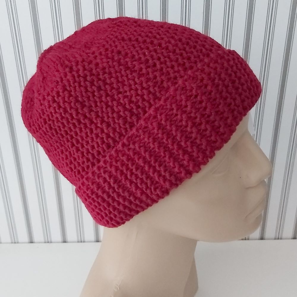 Burgundi vörös csapott karimájú kötött sapka gombokkal