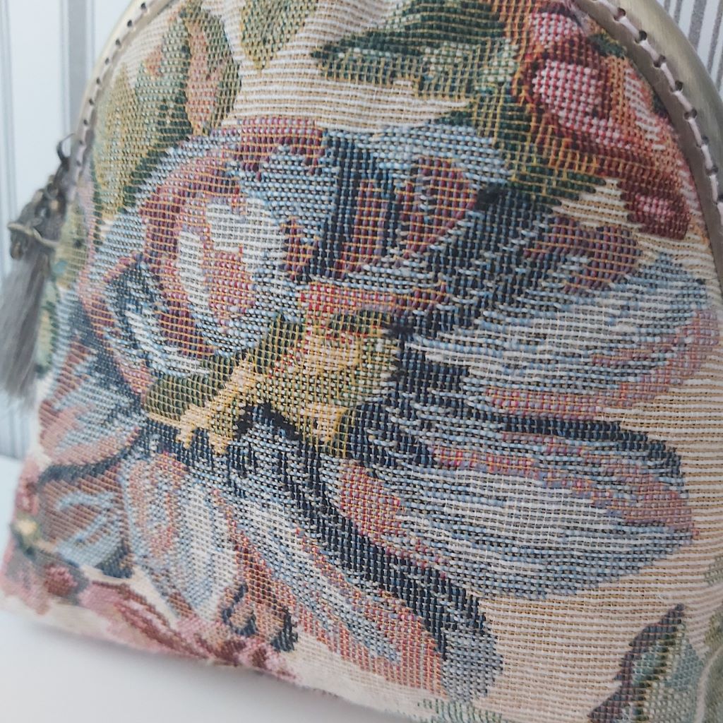 Virágmintás gobelin pénztárca / neszesszer – klasszikus elegancia, kézműves báj