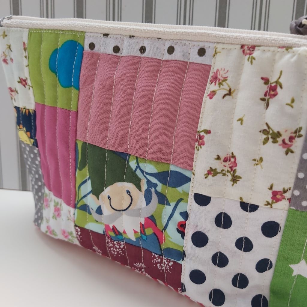 Napocskás patchwork tolltartó / neszesszer – egy kis vidámság minden napra! 