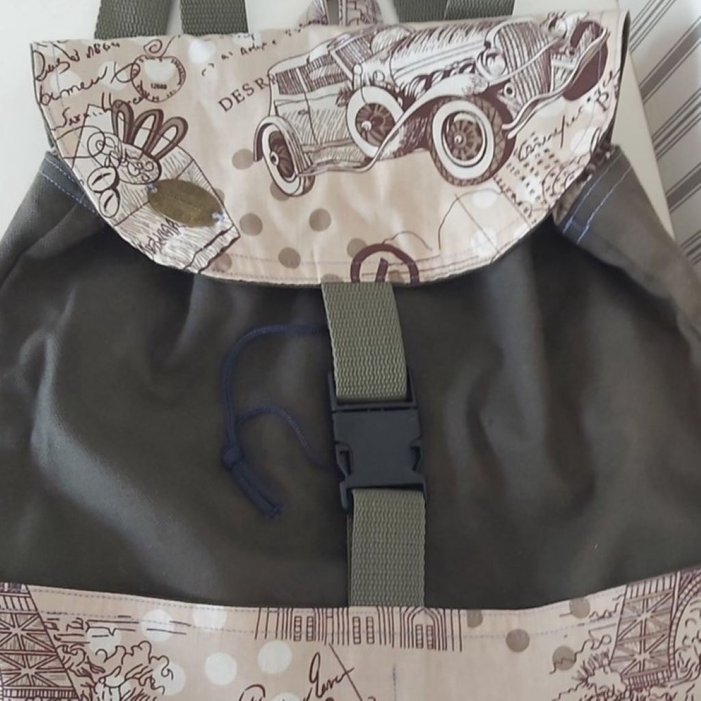 Oldtimer autós hátizsák – khaki színben, vintage hangulattal 