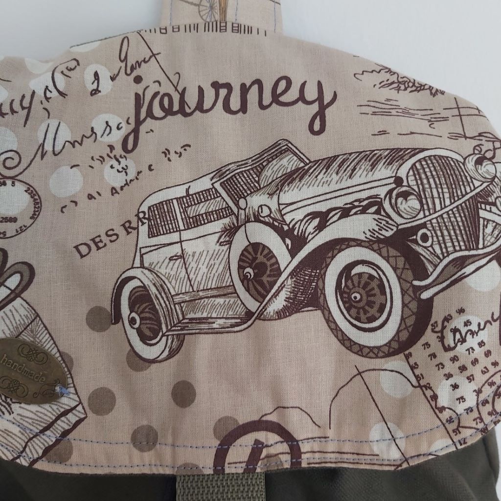 Oldtimer autós hátizsák – khaki színben, vintage hangulattal 