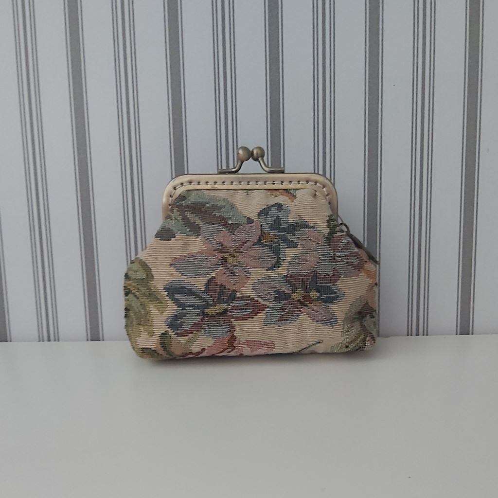 Vintage báj, kézműves elegancia – virágmintás gobelin tárca bagoly fityegővel