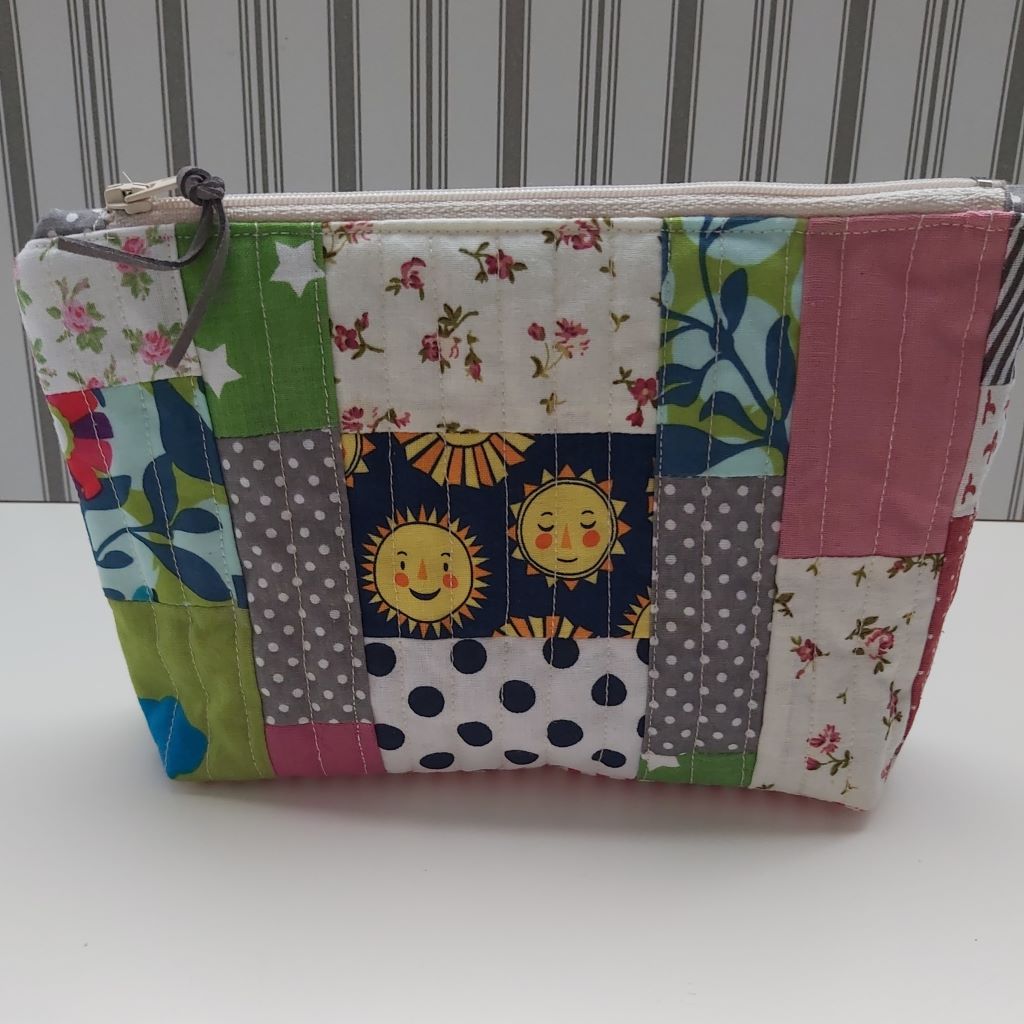 Napocskás patchwork tolltartó / neszesszer – egy kis vidámság minden napra! 