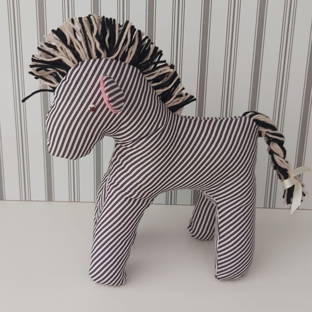Egyedi, kézzel és géppel varrott játék zebra – Puha ölelni való barát